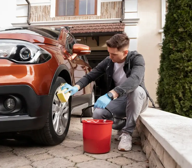 Lavage auto à domicile Mauléon-d'Armagnac : professionnel intervenant sur un véhicule